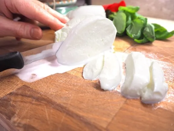 affettare mozzarella per condire pizza napoletana
