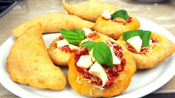 Calzoni Fritti Napoletani Pizelle Napoletane pizza fritta