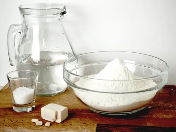 ingredienti per l’impasto di una pizza napoletana verace