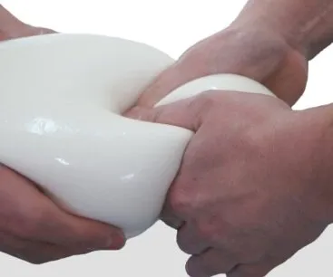 mozzatura di una mozzarella o fiordilatte dall’ammasso iniziale