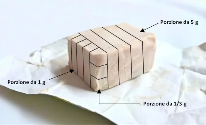 Panetto da 25 g di lievito di birra fresco, sezionato in modo da ottenere la quantità necessaria per 4 pizze (1/3 g).
