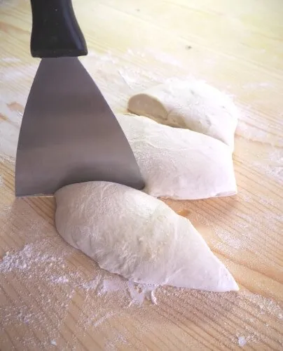 Staglio dell'impasto della pizza napoletana